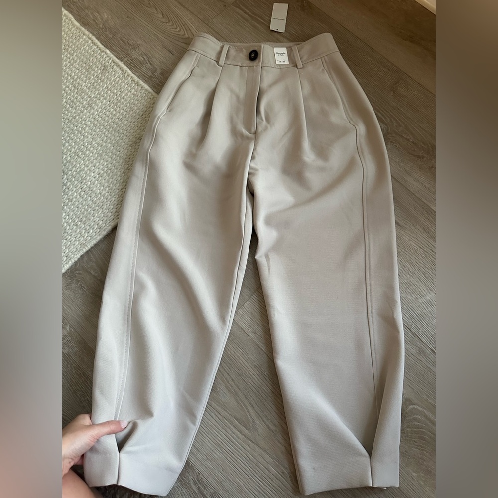 NWT Abercrombie & Fitch High Rise Taper Tailored Pant in Light Taupe 25 Short - Picture 4 of 6